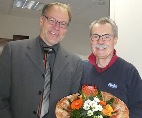 Jürgen Henke und Waldemar Glasschke mit Blumenstrauß