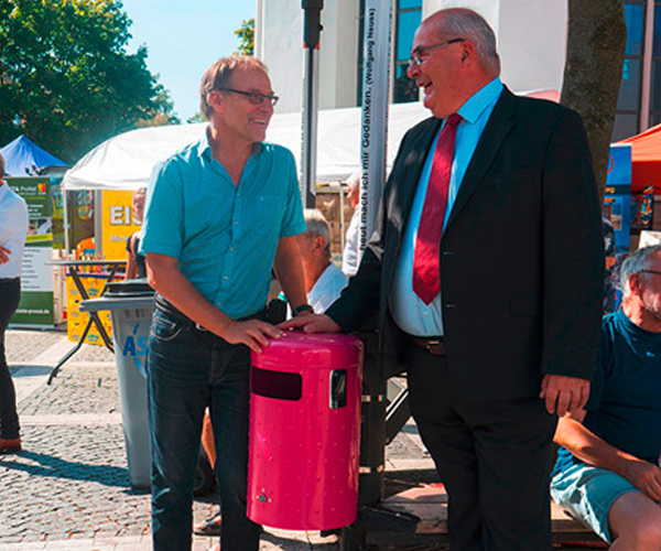 Jürgen Henke weiht zusammen mit dem OBB einen Renner Mülleimer in Hamm ein